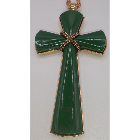 Avon Faux Jade Juliet Cross Pendant Gold Tone Necklace Vintage 1975 Signed - Picture 3 of 10